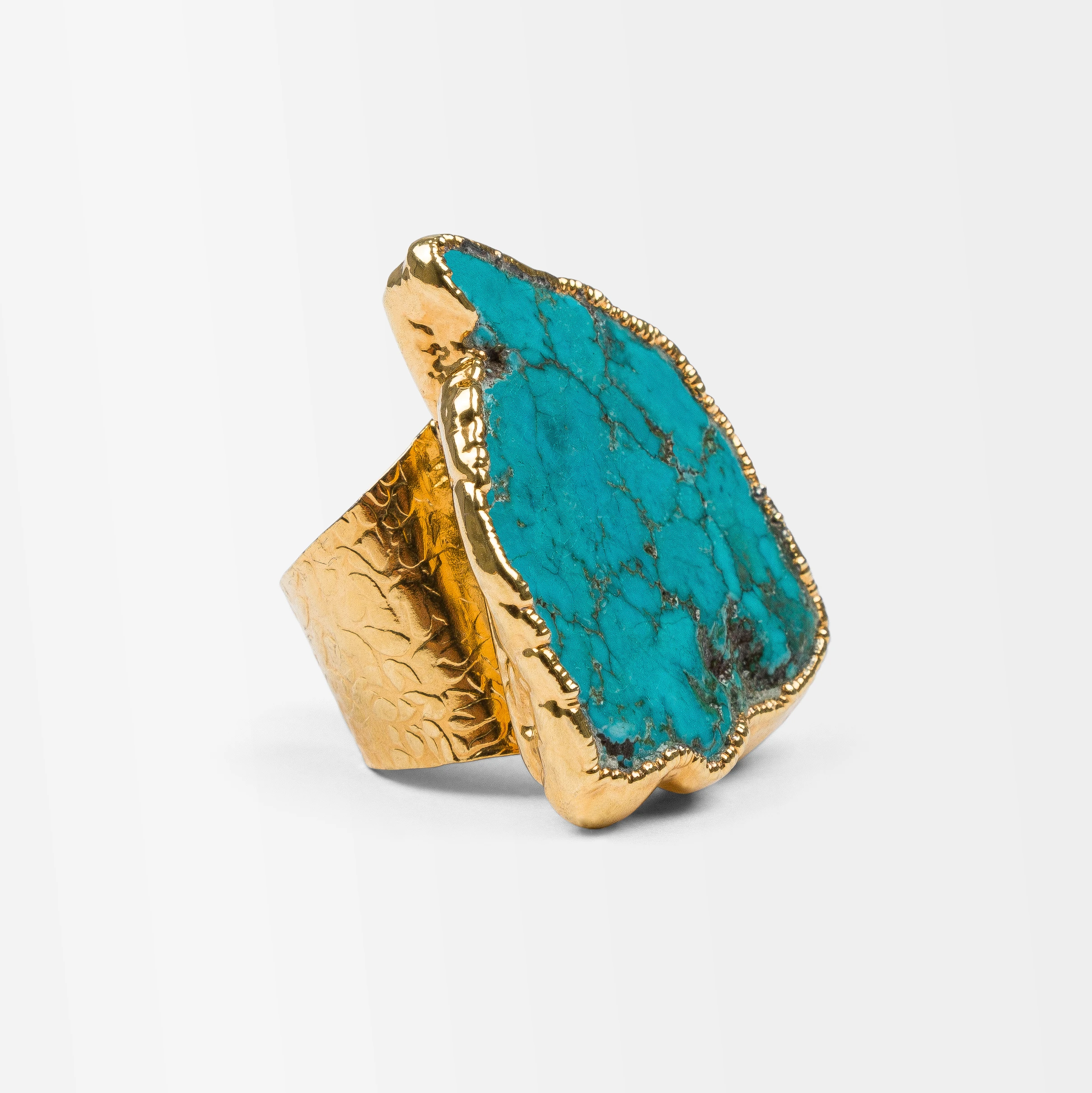 Gold jewelry photography with accurate metal color